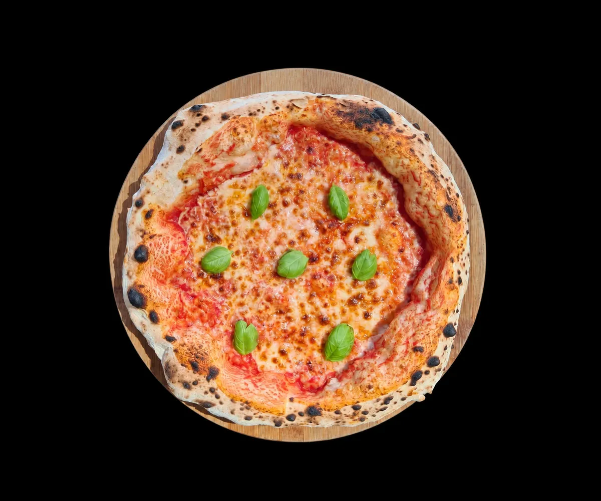 Pizza Margherita cu mozzarella și busuioc